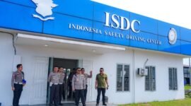 Kakorlantas Polri Irjen Agus Suryonugroho melakukan pengecekan Indonesia Safety Driving Center (ISDC). (Foto: Dok. korlantas.polri.go.id)